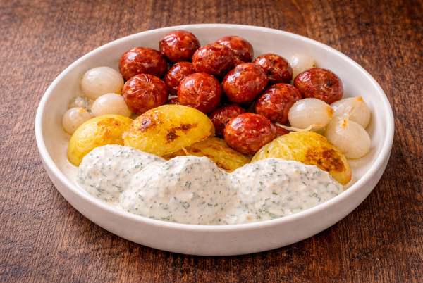 Пражские колбаски с печёным картофелем и соусом из сметаны с хреном